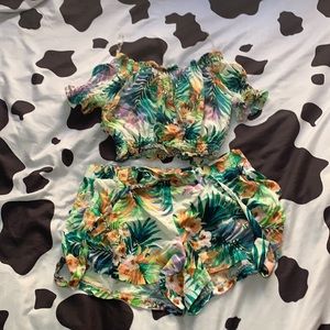 2 piece set of the shoulder cropped w/ shorts